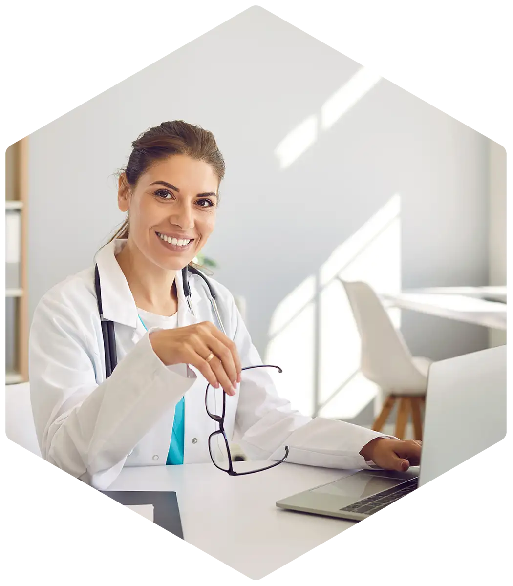 Ärztin sitzt vor dem Computer