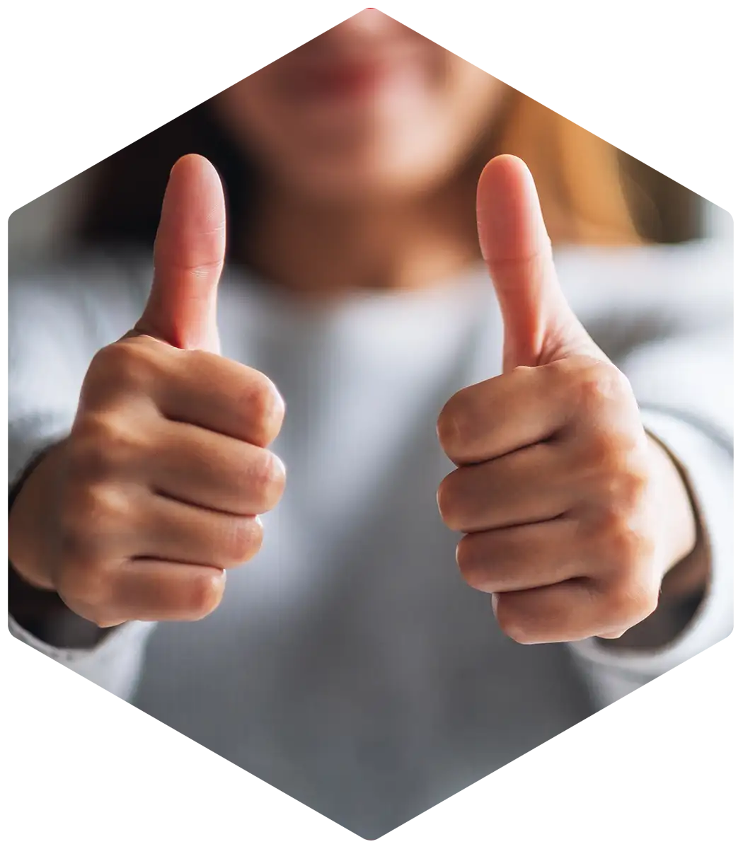 Frau zeigt beide Daumen nach oben